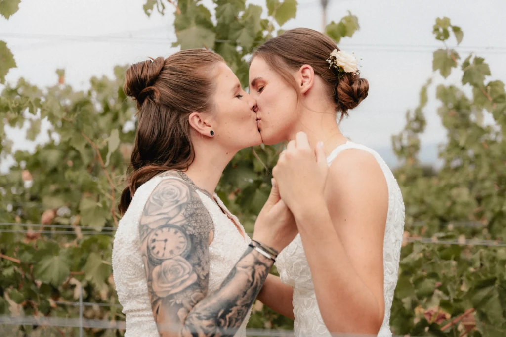 Kuss Hochzeit lesbisch